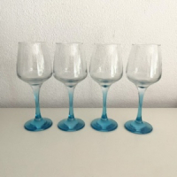4 Wijnglazen licht blauwe voet